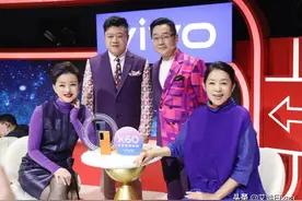 62岁倪萍太瘦了，穿毛衣马甲上王牌手臂骨感，173cm撑不满连衣裙图片