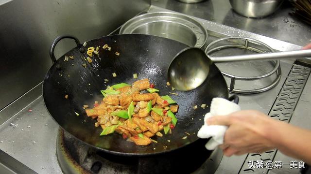 厨师长这样把豆腐跟肉一块炒，特别香，我家每周必吃的一道菜