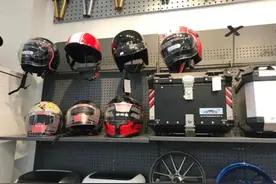 头盔热降温了，质量成为大家最关心问题，选购时要敲声掂重闻味图片