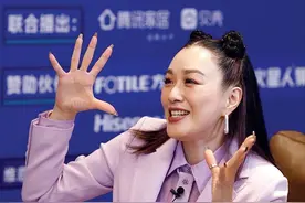 钟丽缇为了扮嫩挺拼的，扎了个“便便头”，但脸上皱纹出卖了年纪图片