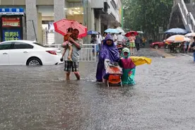 暴雨中的暖心行为图鉴图片