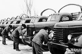 1971年的汽车兵徒步大拉练图片