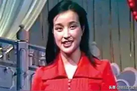 才知道，她主持了第一届春晚，身上穿的红衬衫还成了当时爆款图片