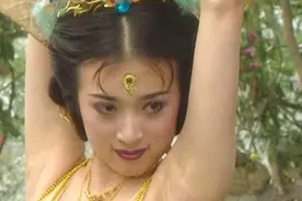 《西游记续集》幕后照，孔雀公主什么都敢穿，戏外的沙僧也很严肃图片
