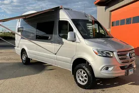 “最酷奶奶”定制的奔驰B型房车，空间虽有限，但五脏俱全图片