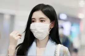 鞠婧祎穿格子外套玩下衣失踪秀美腿图片