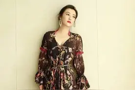 郝蕾近照发福似大妈，没气色还泛油，穿印花裙更是显老图片