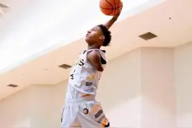 6岁因车祸，失去一条手臂！仍能打进NCAA！独臂KD，这太励志了图片