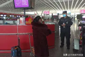 疫情无情人有情，机场民警保通行图片