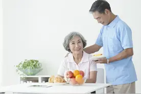 六十岁的女人，和情人结婚是什么感受？女人：我才知道痛苦图片
