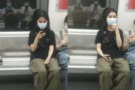 对面的女孩子一直看着我，我是不是有戏了，要主动追她吗？哈哈哈图片