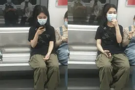 对面的女孩子一直看着我，我是不是有戏了，要主动追她吗？哈哈哈图片