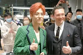 鹿晗红配绿出席活动，轻松驾驭刁钻配色，张若昀瘦了还被批眼睛小图片