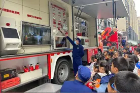 南京市浦口区凤凰幼儿园第二分园：幼儿模拟灭火作战大成功图片