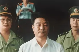 1995年，胡建学特大贪污受贿案侦破始末：被子里搜出50万现金图片