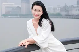 模特吴丹：真的是太美了，一袭白纱裙分外美，一袭黑纱裙那么性感图片