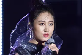 陈粒在音乐节上穿着透明雨衣，造型太朋克了图片
