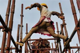 建筑工地上的奇葩之花——女木工，你会不会为她喝彩？图片