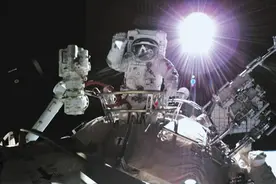 神舟十三号宇航员出舱，暴露太空原貌，都被NASA“骗”了？图片