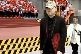 54岁郭冬临出席活动，腿细得撑不起裤子，对小20岁娇妻宠爱多年图片