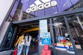 净利暴跌96%，关店7成！阿迪疯狂自救，想靠中国翻身，5折促销远不够图片