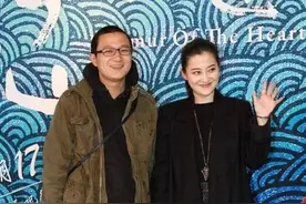 梅婷携夫现身，贴心踩平底鞋做小女人，老公不小心露红秋衣太抢镜图片