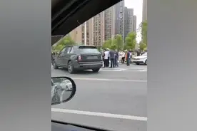 长沙警方通报劳斯莱斯被撞：面包车在双黄线转弯图片