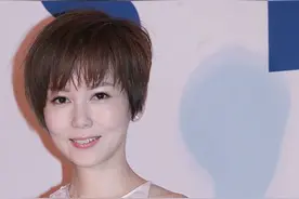 孙耀威小8岁的妻子真娇嫩，短发看着虽然有点成熟，但裙子挺显嫩图片