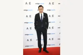 刘烨身穿深蓝色西装现身，有一种沙雕反转魅力图片