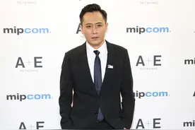 刘烨身穿深蓝色西装现身，有一种沙雕反转魅力图片
