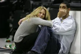 老实又多金，“石佛”邓肯为何会与前妻艾米离婚？图片