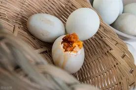 鸭蛋腌制很简单，不要只会加盐，多加一个步骤，鸭蛋易流油和起沙图片