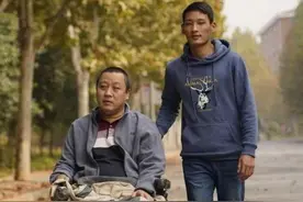 令人心疼！单亲男孩撑起一个家，不离不弃带着父亲上大学图片