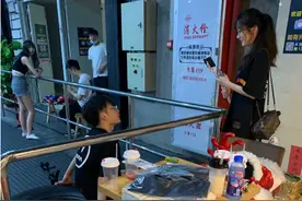吕德华和赖神终究还是“掰了”，昔日好友，如今见面分外眼红图片