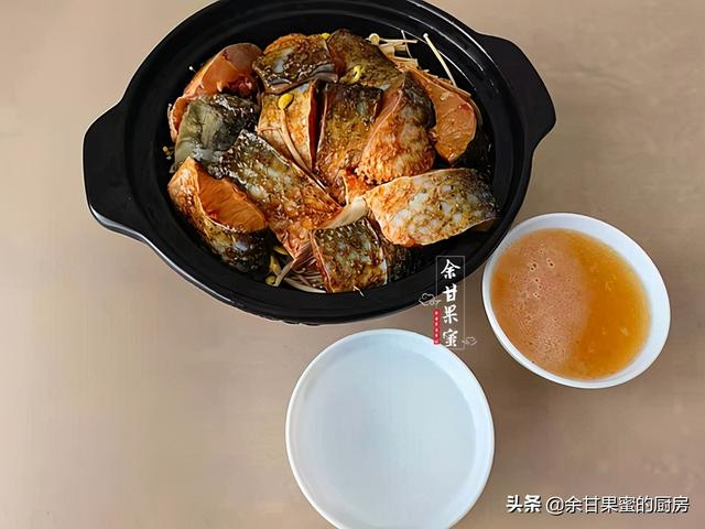 家常烧鱼我常用这方法，食材入锅再加碗啤酒，味美下饭料也多