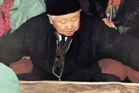 老人开价800万卖传家宝，专家估价只值1万，老人转身卖了1980万元图片