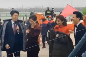 央视主持人后台状态曝光！朱迅马跃披棉服取暖，李思思冻得直打抖图片