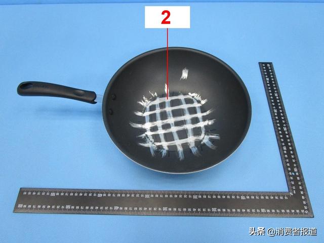 对比检测：不粘锅表层刮花后还能用吗？不粘性能到底哪款最强？