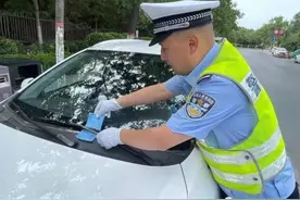 为“交警贴条30分钟内不处罚”制度叫好图片