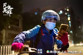 52岁女外卖员：疫情期间连续工作38天，扛50斤酒精跑了半个城图片