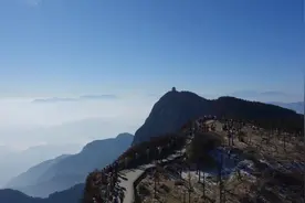 征服过五岳的我，却在峨眉山顶放声大哭图片