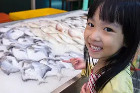 青岛美女开超市，凌晨时海鲜免费，顾客掐着点来，反而1月赚18万图片