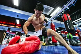 格斗秘史：杨建平对日本拳手多次下黑手，被多次警告红牌罚下图片