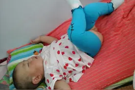 宝宝360°睡觉，各种稀奇古怪的睡姿，其实是身体发出的健康预警图片