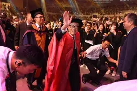 李嘉诚在二十年前红得发紫，跟领导们一起开会，还对领导指指点点图片