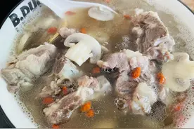 教你蘑菇炖排骨的做法，汤鲜味美营养丰盛，老少皆宜先收藏起来图片
