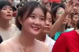 “最亲切幼儿园老师”走红，在台下给孩子领舞，动作温柔笑容治愈图片