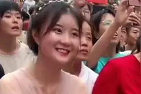 “最亲切幼儿园老师”走红，在台下给孩子领舞，动作温柔笑容治愈图片