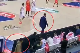 不给面子！杜锋驱赶汤杰离场，谁注意汤杰的举动：杜锋回头追骂图片