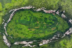 云南发现一天坑群，天坑下面的山洞里住了32户人家，与世隔绝60年图片